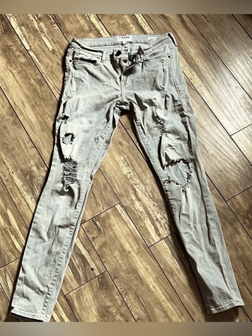 FRAME Le Skinny De Jeanne Distressed Jeans in a light grey wash colour size 29